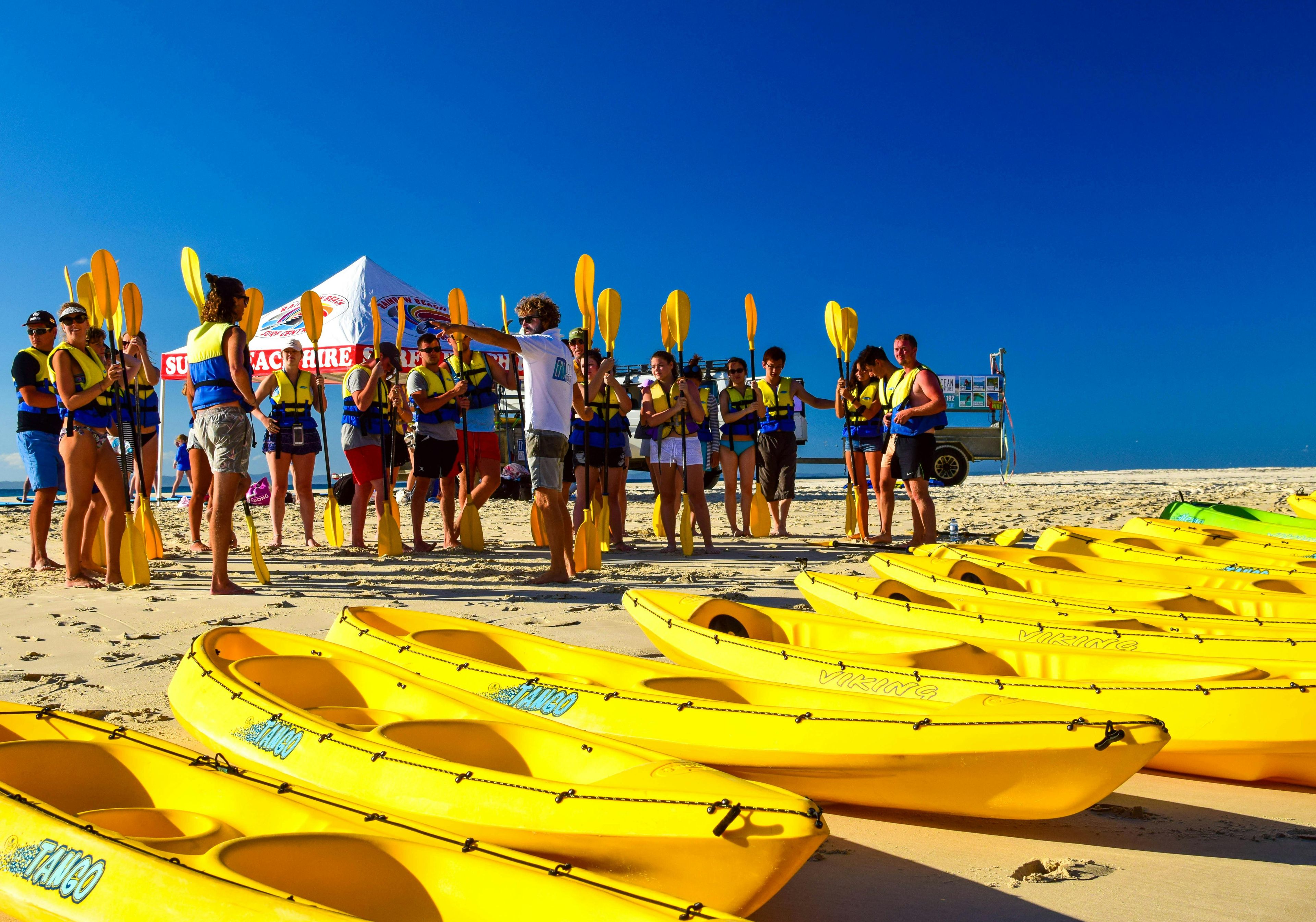 Imagen del tour: Excursión de un día de aventura en 4x4 a la playa y kayak de mar con vistas a los delfines de Noosa