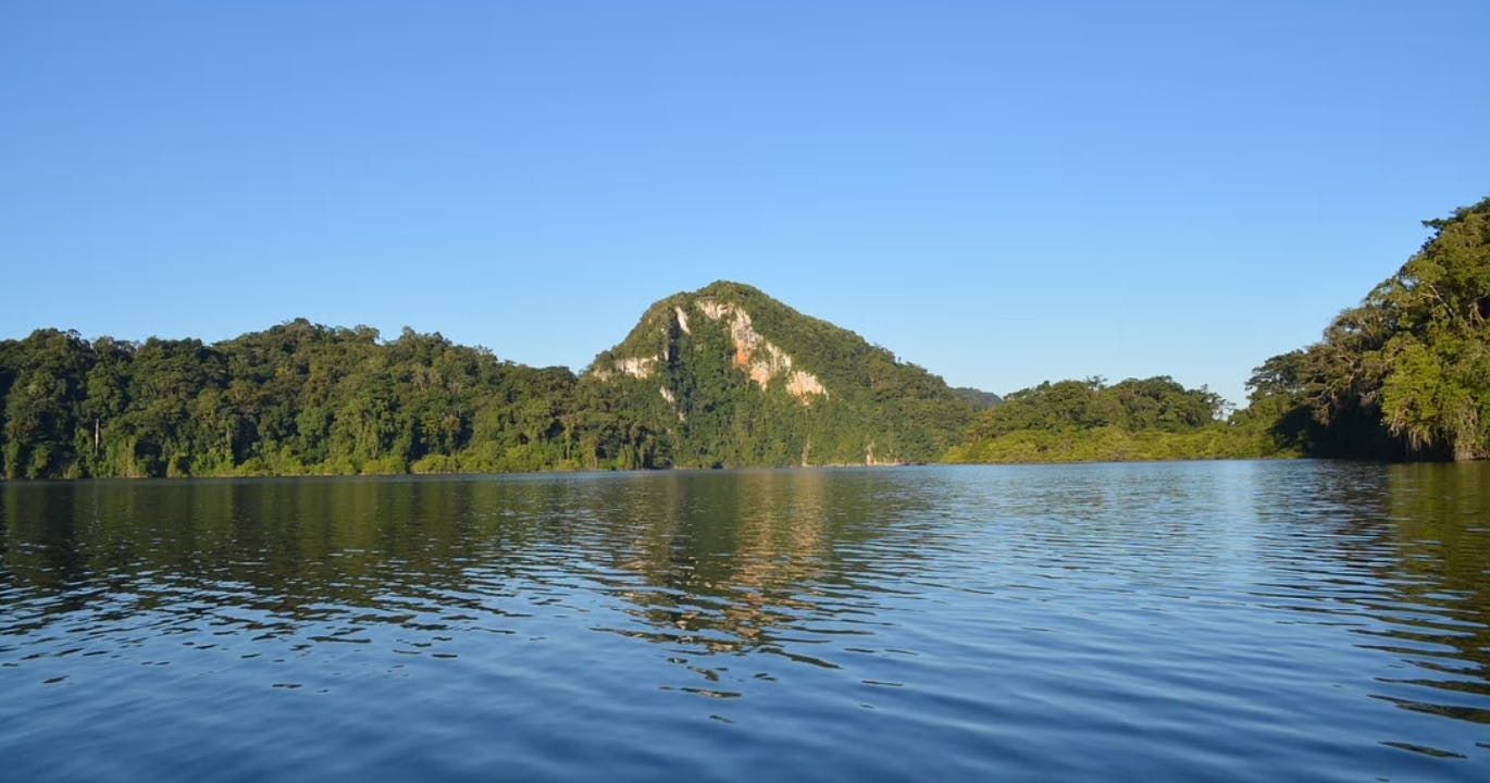 Imagen del tour: Excursión de día completo a la laguna de Metzabok desde Palenque