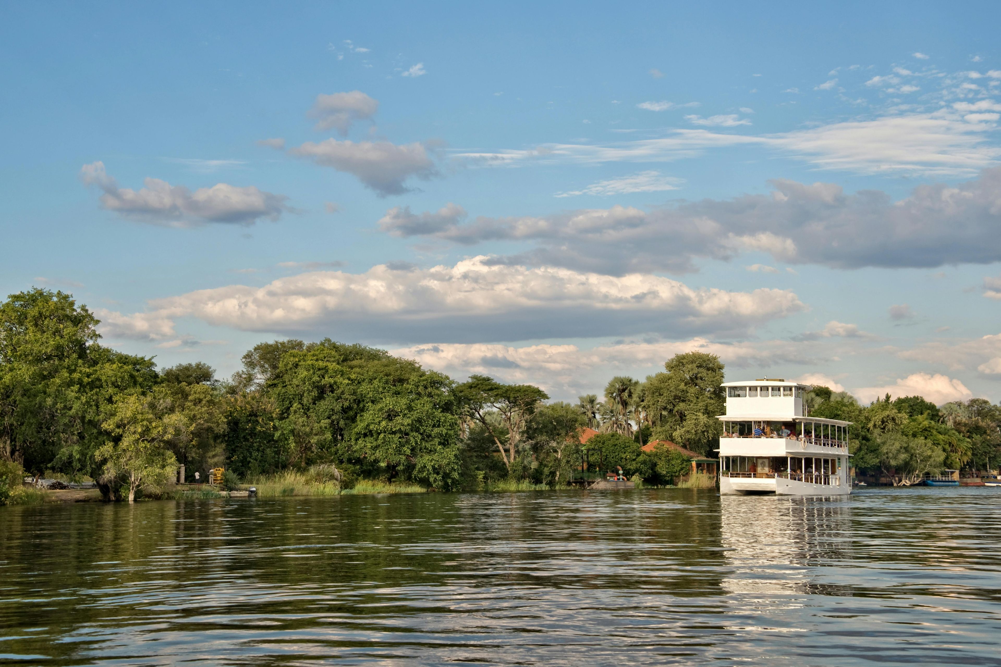 Imagen del tour: Crucero con cena por el río Zambezi desde el lado de Zimbabue