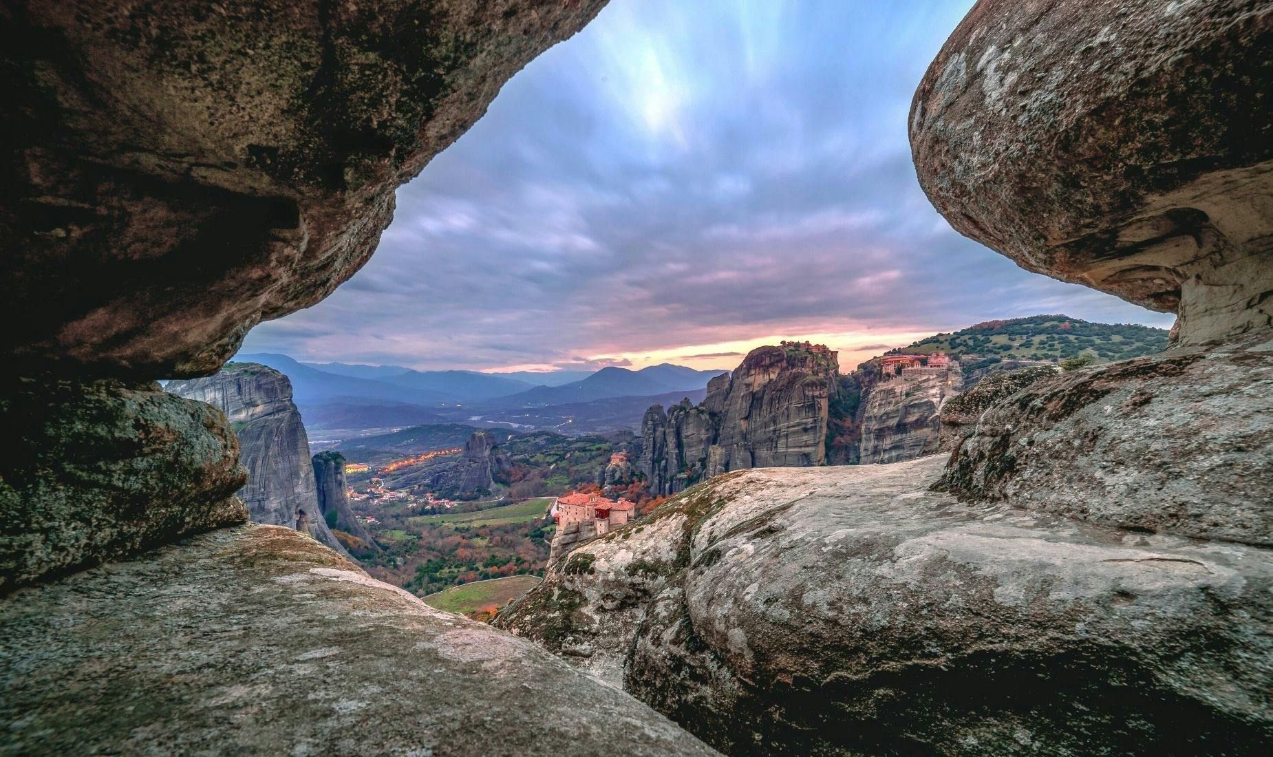 Imagen del tour: Caminata al atardecer a las cuevas secretas de Meteora desde Kalambaka