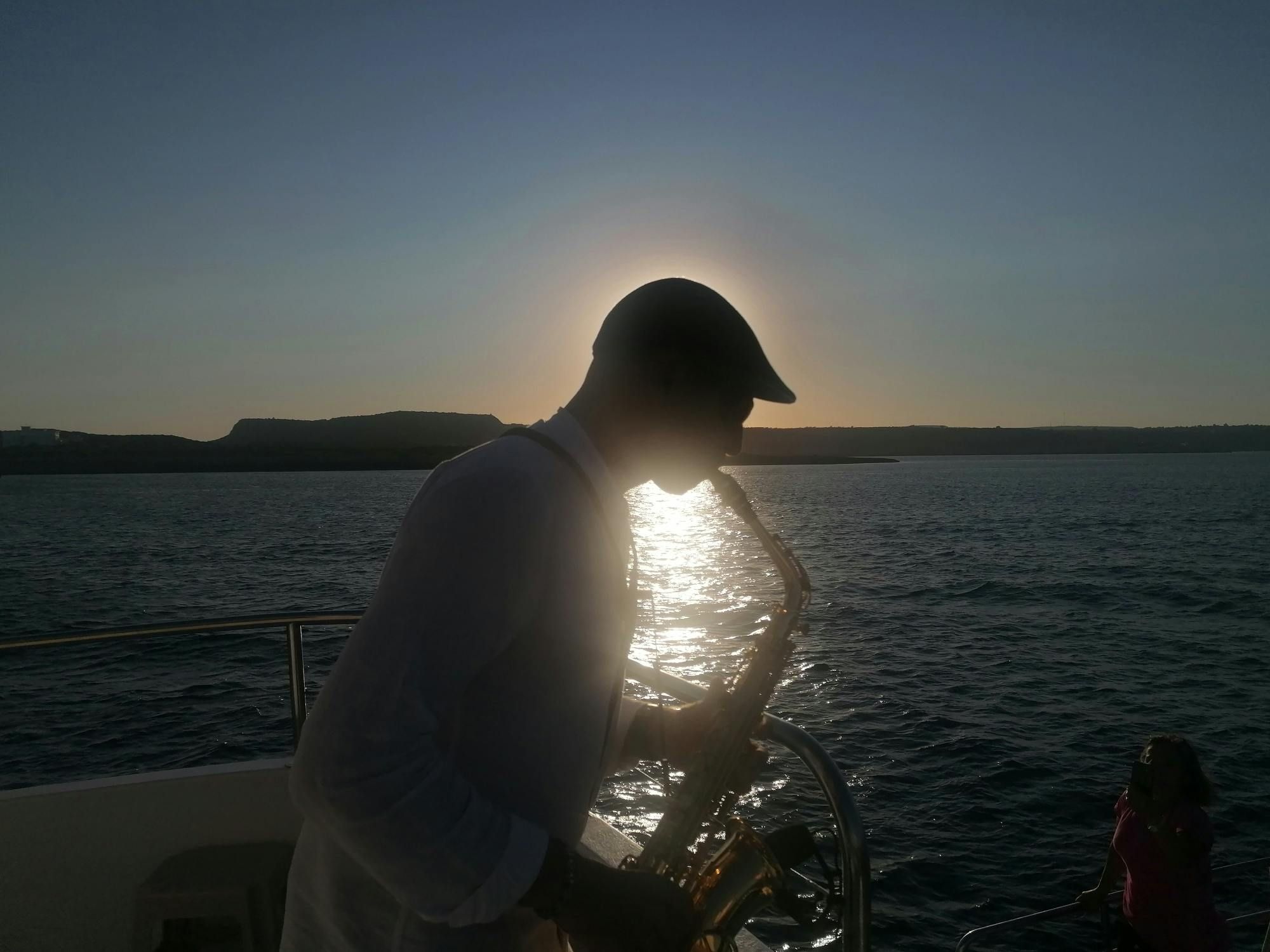 Imagen del tour: Crucero al atardecer por Cape Greco con saxofón en vivo