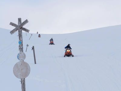 Imagen del tour: Aventura de un día entero en moto de nieve hasta la frontera de 3 países