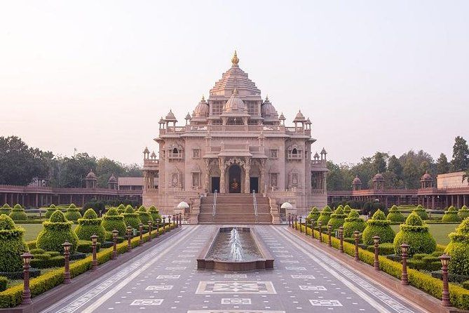 Imagen del tour: Explore los sitios espirituales de Ahmedabad: un recorrido privado con el templo de Akshardham y el almuerzo