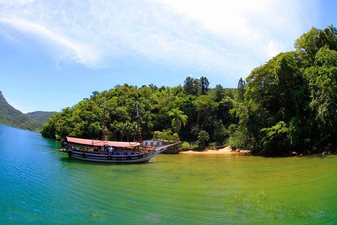 Imagen del tour: Crucero en goleta de medio día por la Laguna Azul desde Río de Janeiro con Caipirinha