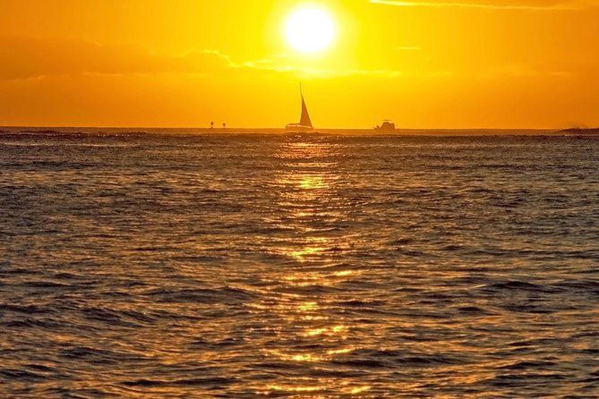 Imagen del tour: Crucero al atardecer con cócteles por Waikiki