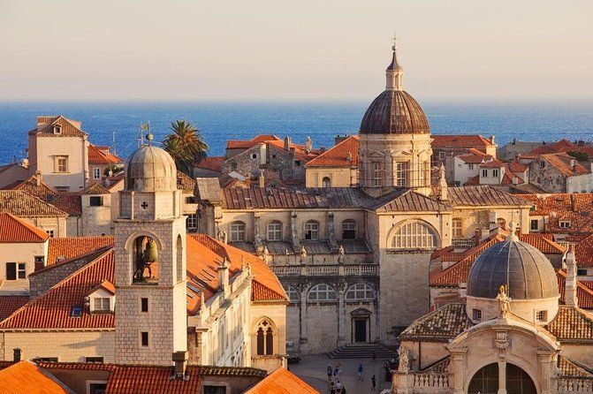 Imagen del tour: Combinado de Dubrovnik: recorrido por el casco antiguo de Dubrovnik y recorrido histórico a pie por las antiguas murallas de la ciudad