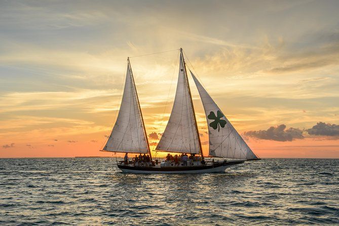 Imagen del tour: Key West Premium Sunset Sail a bordo de una goleta con barra completa