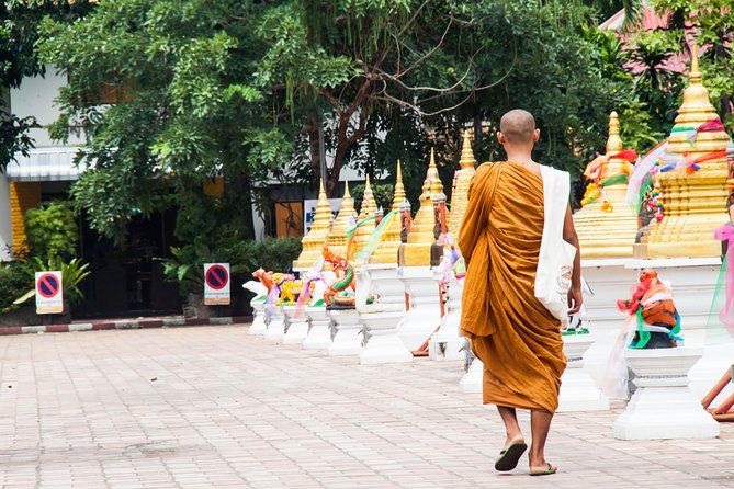 Imagen del tour: Tour budista de limosnas y templos por la mañana en Chiang Mai