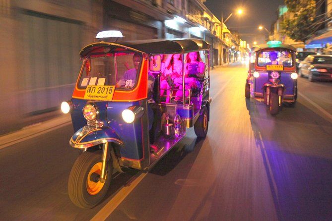 Imagen del tour: Bangkok por la noche: templos, mercados y comida en un tuk tuk