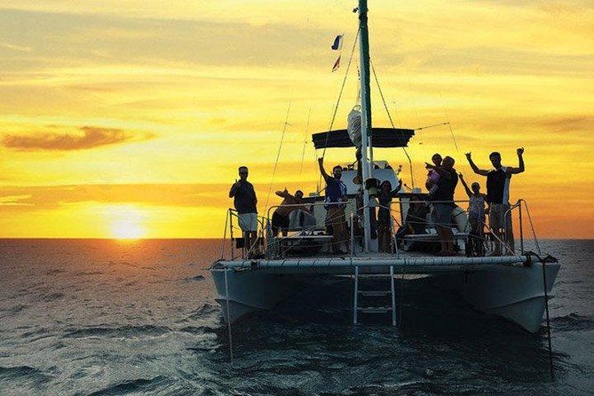 Imagen del tour: OAHU CATAMARANS Tour al atardecer en un catamarán de 40 pies ¡¡¡COMIDA Y BYOB!!!