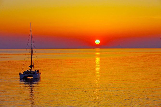 Imagen del tour: Crucero de lujo en catamarán a vela en Santorini con barbacoa y bebidas