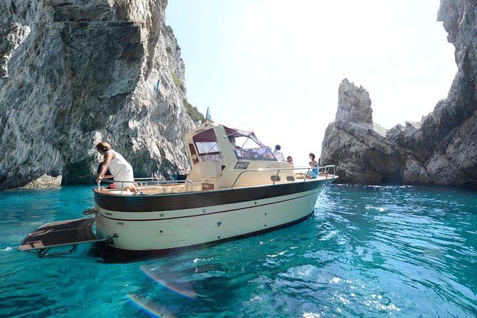 Imagen del tour: Paseo en barco en la isla de Capri que incluye baño, visita a lugares de interés turístico y degustación de Limoncello