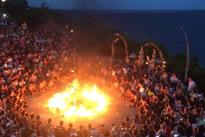 Imagen del tour: Visita nocturna privada al templo de Uluwatu y Kecak Fire Dance en la bahía de Jimbaran