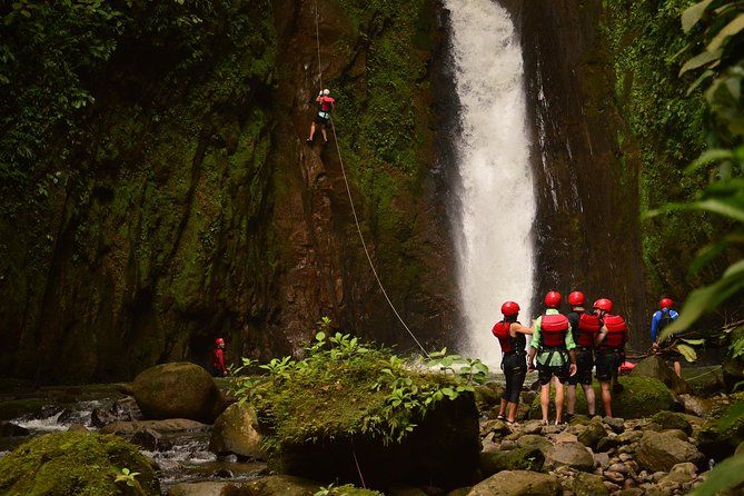 Imagen del tour: Descenso con saltos y barranquismo en las cataratas desde La Fortuna