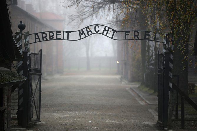 Imagen del tour: Excursión desgarradora a Auschwitz y Cracovia desde Varsovia con recogida