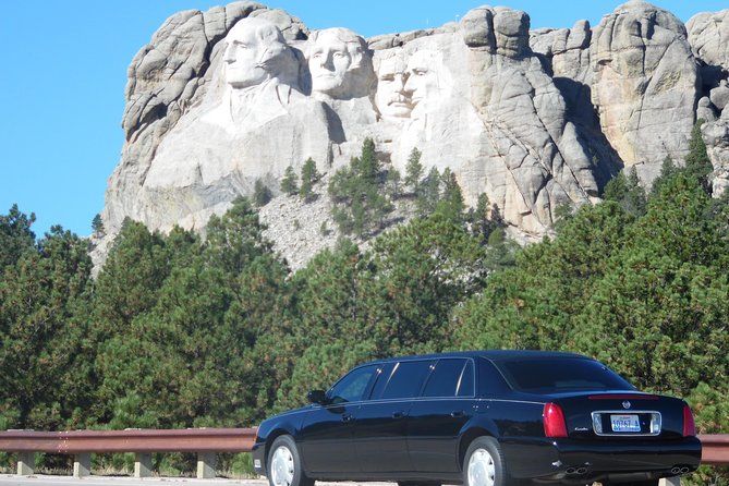 Imagen del tour: Excursiones privadas en limusina por Mt Rushmore o Badlands