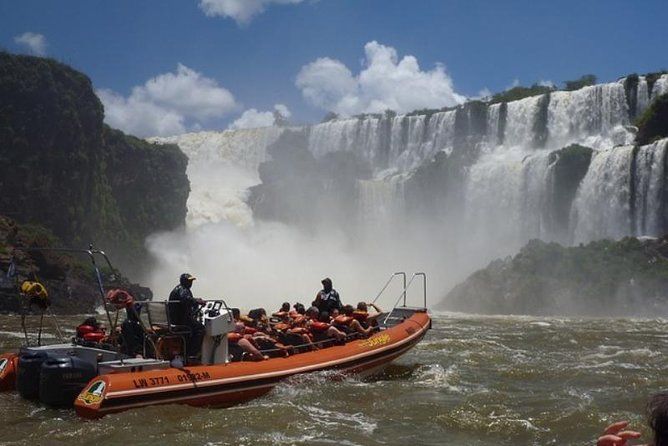 Imagen del tour: Day tour privado a Cataratas del iguazu desde Buenos Aires con aereos guia en privado y La gran Aventura en botes
