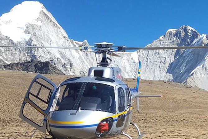 Imagen del tour: Tour en helicóptero por el campamento base del Everest aterrizando en el Hotel Everest View