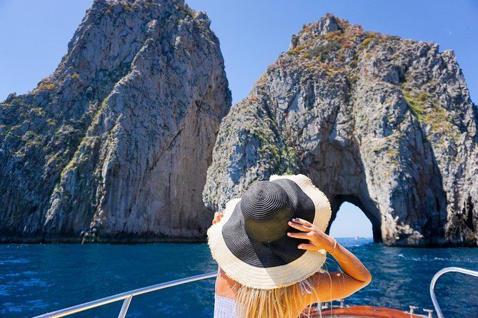 Imagen del tour: Recorrido en barco para grupos pequeños por la costa de Sorrento y Capri con anfitrión local a bordo