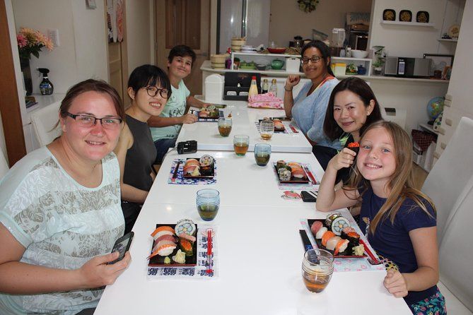 Imagen del tour: Experiencia de hacer sushi con un profesional de habla inglesa
