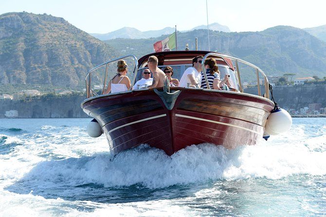 Imagen del tour: experiencia de primer nivel con recorrido en barco por Sorrento, Capri y la Gruta Azul para un máximo de 7 visitantes