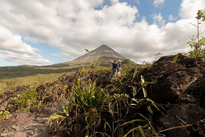 Imagen del tour: Excursión combinada 2 por 1 al volcán Arenal: Senderismo en el volcán y catarata La Fortuna