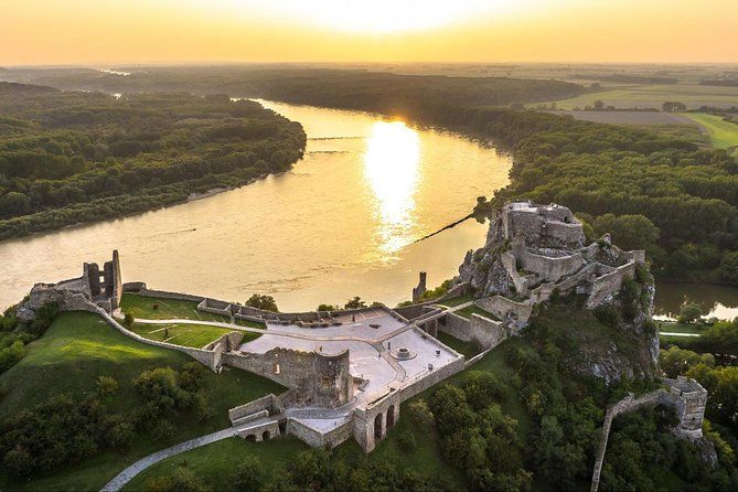 Imagen del tour: Tour privado por la gran ciudad de Bratislava con el castillo de Devin