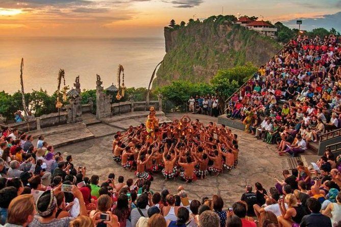 Imagen del tour: Medio día de deportes acuáticos se combinan con la increíble puesta de sol de Uluwatu y la danza del fuego de Kecak