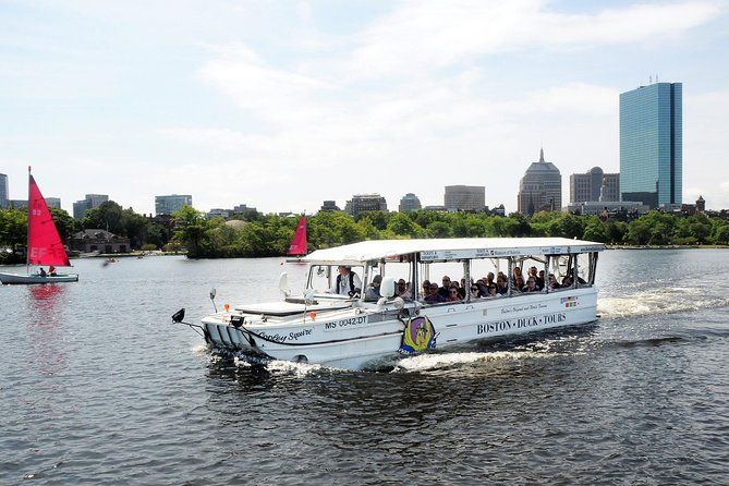 Imagen del tour: Recorrido turístico por la ciudad de Boston en vehículo anfibio con crucero por el río Charles