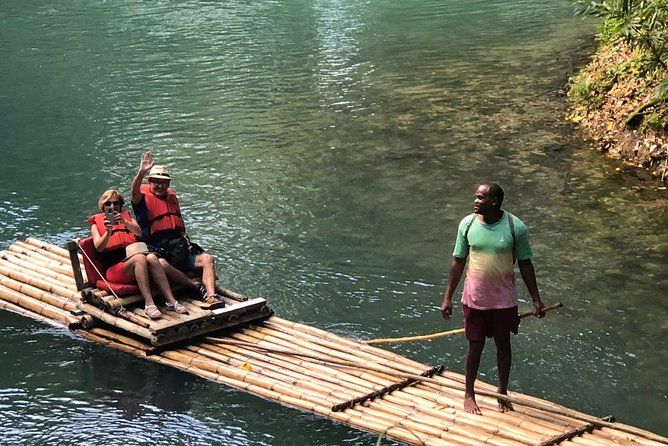 Imagen del tour: Tour privado de rafting en bambú por el río Martha Brae con transporte