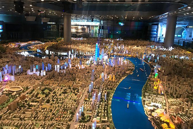Imagen del tour: Recorrido privado de escala con la Sala de exposiciones de planificación urbana de Shanghai y el Bund