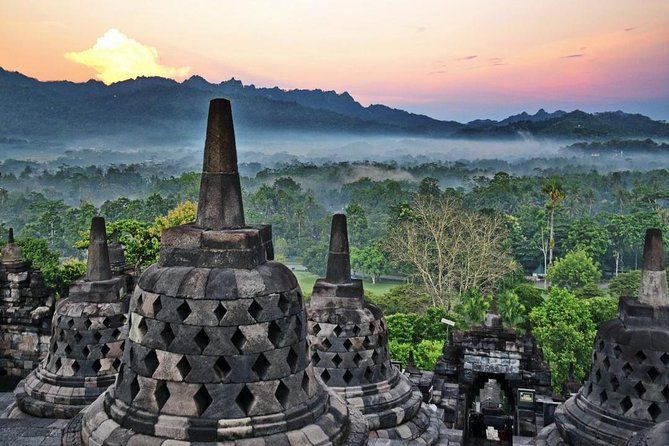 Imagen del tour: El increíble amanecer de Borobudur y el templo de Prambanan