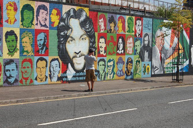 Imagen del tour: Recorrido en taxi negro de Belfast por los murales y los muros de la paz 2 horas
