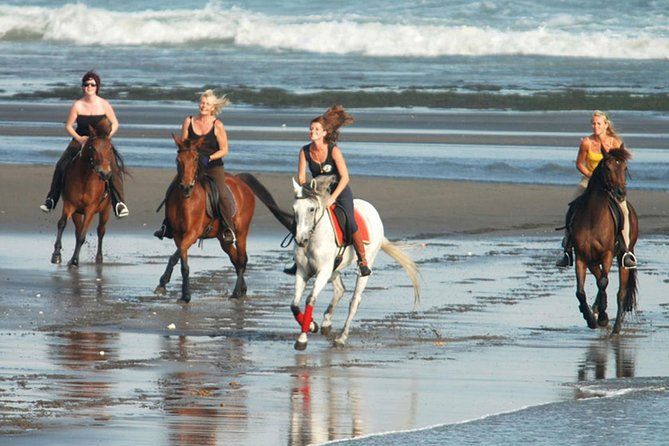 Imagen del tour: ¡Montar a caballo en Bali 30 minutos en Black Sand Beach en un tour privado!