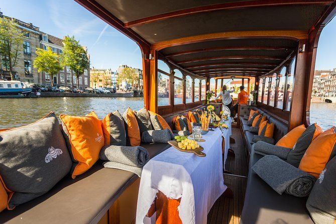 Imagen del tour: Crucero en barco clásico por Ámsterdam con guía en directo, bebidas y queso