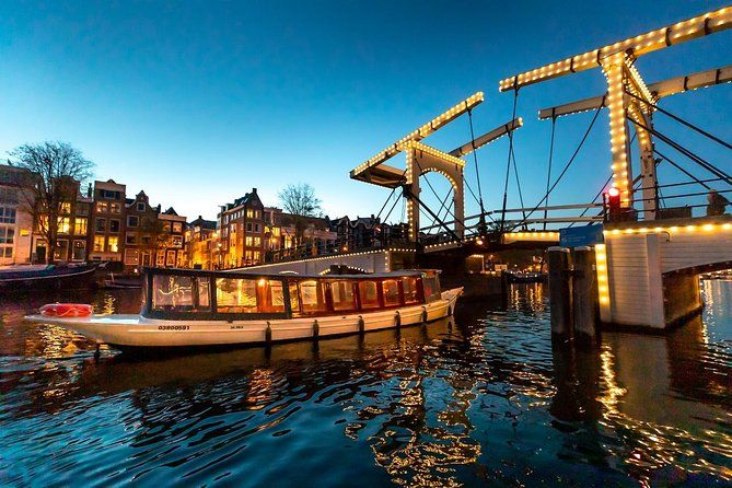 Imagen del tour: Crucero nocturno por los canales de Ámsterdam con guía en vivo y bar a bordo