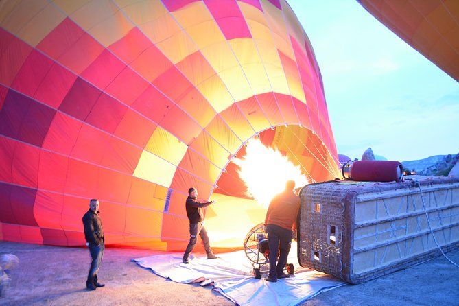 Imagen del tour: Capadocia Jeep Safari con globo aerostático al amanecer