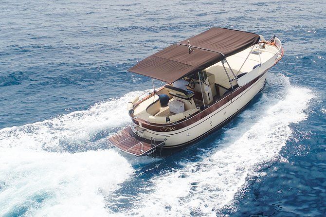 Imagen del tour: Paseo en barco privado por Capri desde Capri