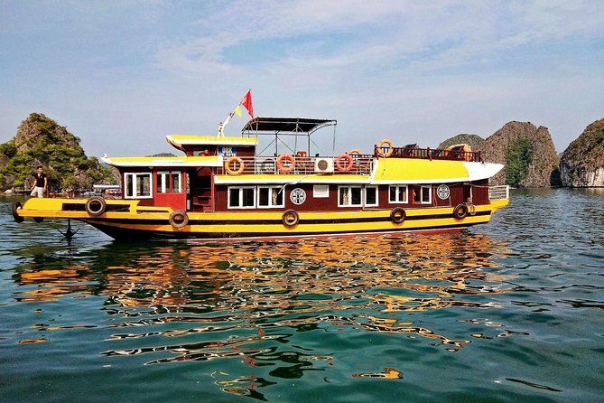 Imagen del tour: Desde Cat Ba: crucero de 2 días y 1 noche a la bahía de Lan Ha - bahía de Ha Long - pueblo de Viet Hai