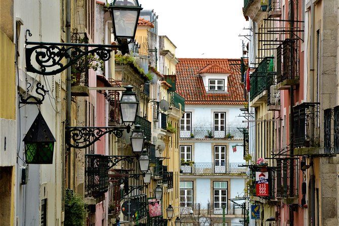 Imagen del tour: Discovery Walk en el Bairro Alto y Bica de Lisboa: figuras divertidas y vistas fabulosas