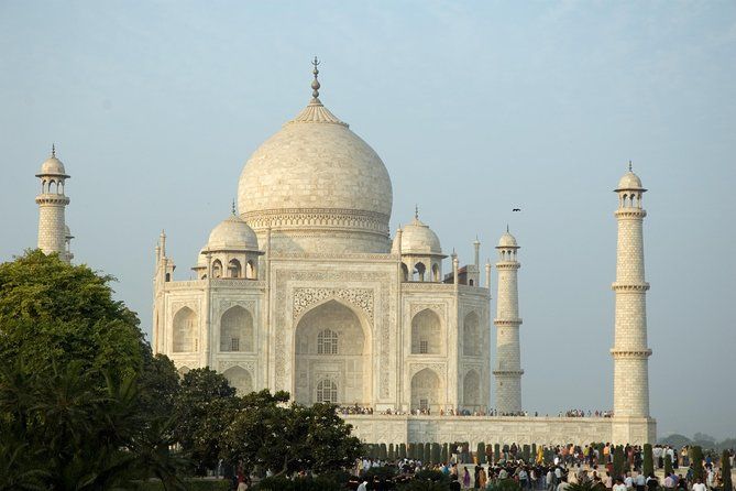 Imagen del tour: Taj Mahal Sunrise y Agra Overnight Tour desde Pune con vuelos de regreso