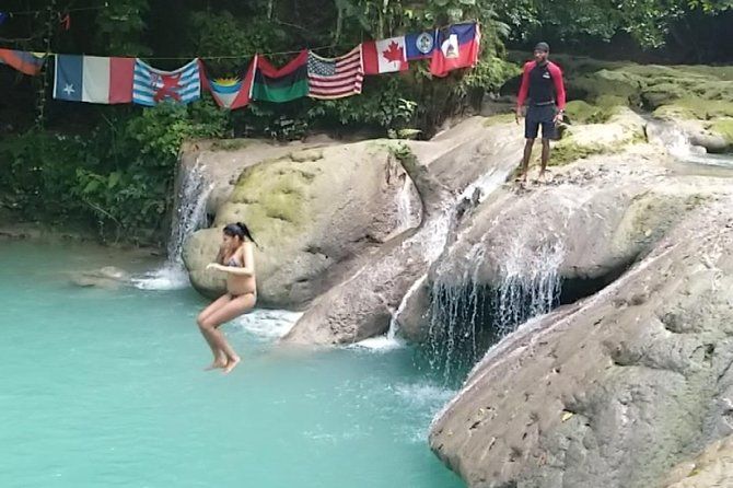 Imagen del tour: Blue Hole Secret Falls & River Tubing privado con transporte