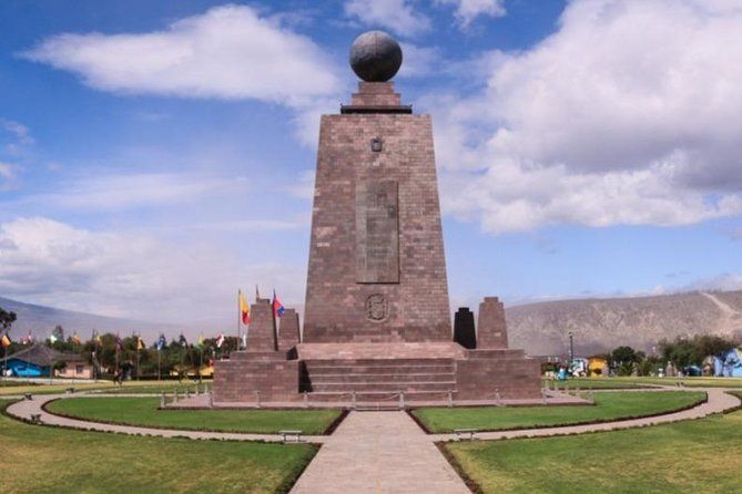 Imagen del tour: Tour privado a la Mitad del Mundo, Volcán Pululahua y visita al Teleférico