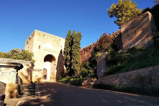 Imagen del tour: Camina por los alrededores de la Alhambra
