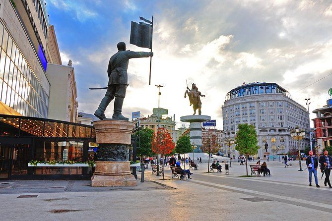 Imagen del tour: Comida de día completo a pie por la ciudad de Skopje más el cañón Matka