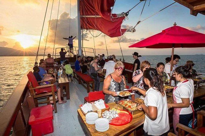 Imagen del tour: Red Baron: un crucero con cena al atardecer desde Koh Samui con traslado de regreso