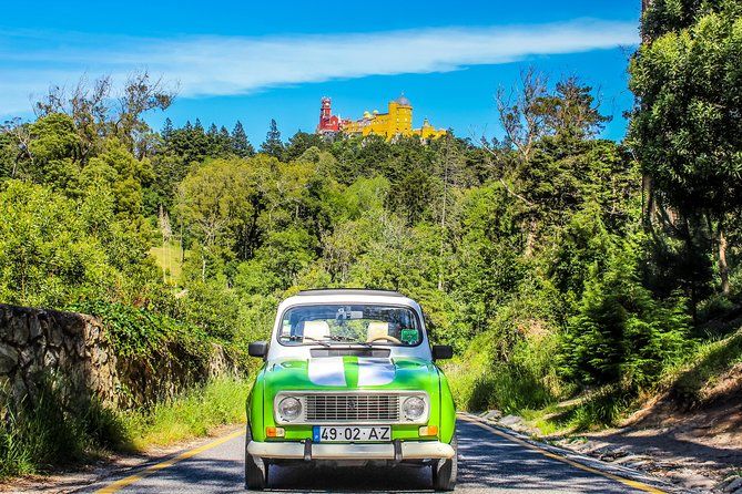 Imagen del tour: Tour privado de medio día en coche clásico o jeep eléctrico en Sintra