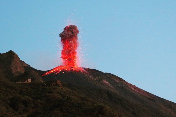 Imagen del tour: Observación de la actividad volcánica a 300 metros en Stromboli