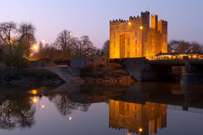 Imagen del tour: Visita guiada a pie para grupos pequeños por el castillo de Bunratty y el parque folclórico