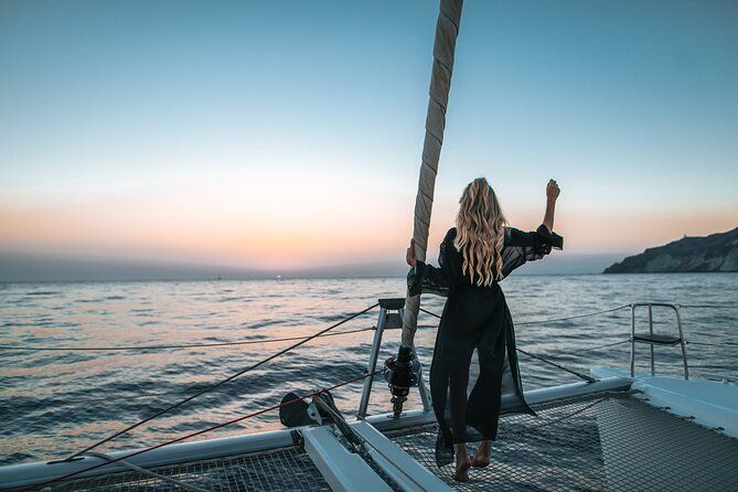 Imagen del tour: Crucero exclusivo en catamarán de medio día en Santorini con comida y barra libre
